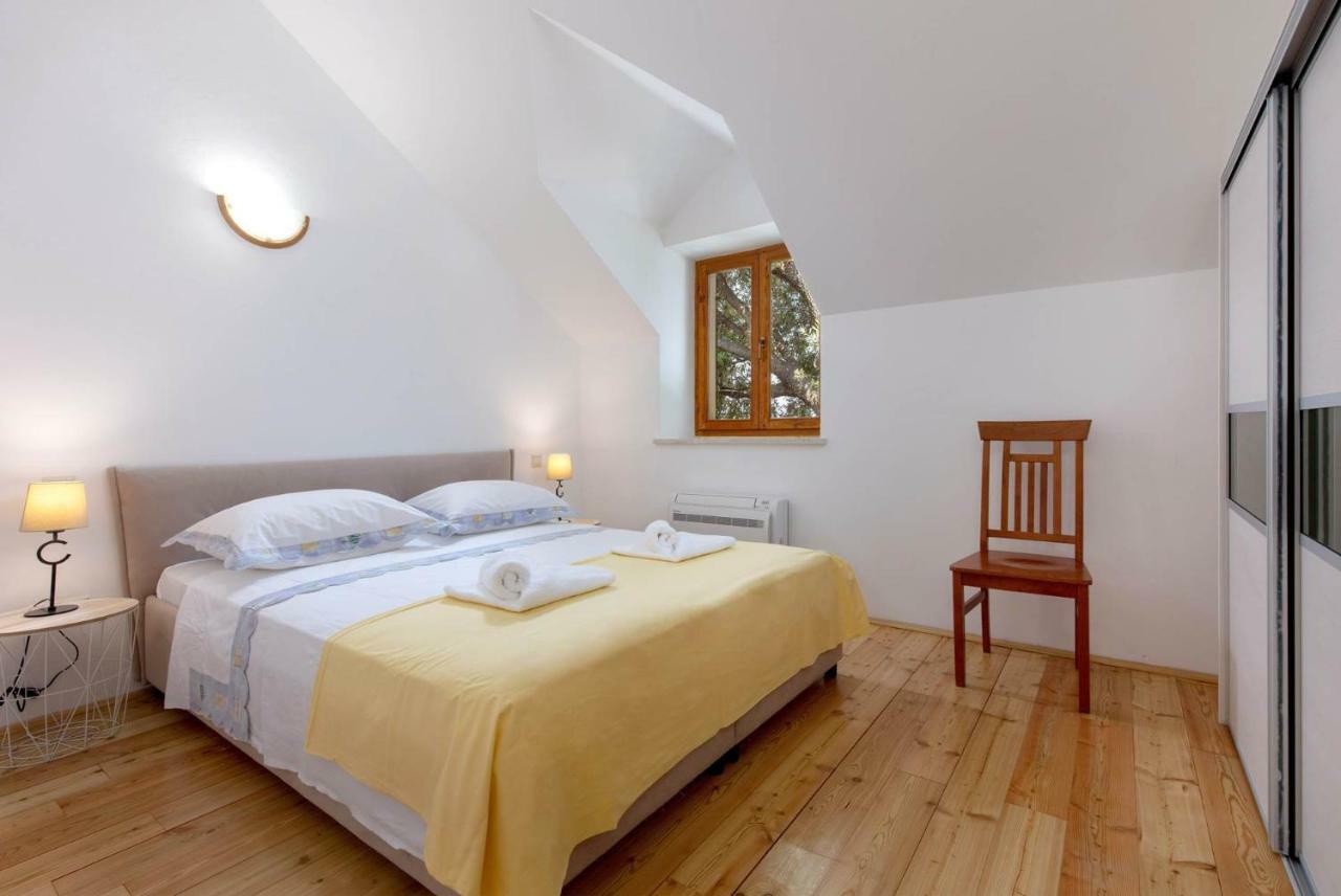 Villa Dubrava Tranquil Retreat Nestled In An Olive Grove For Serene Escapes Pucisca Exterior foto